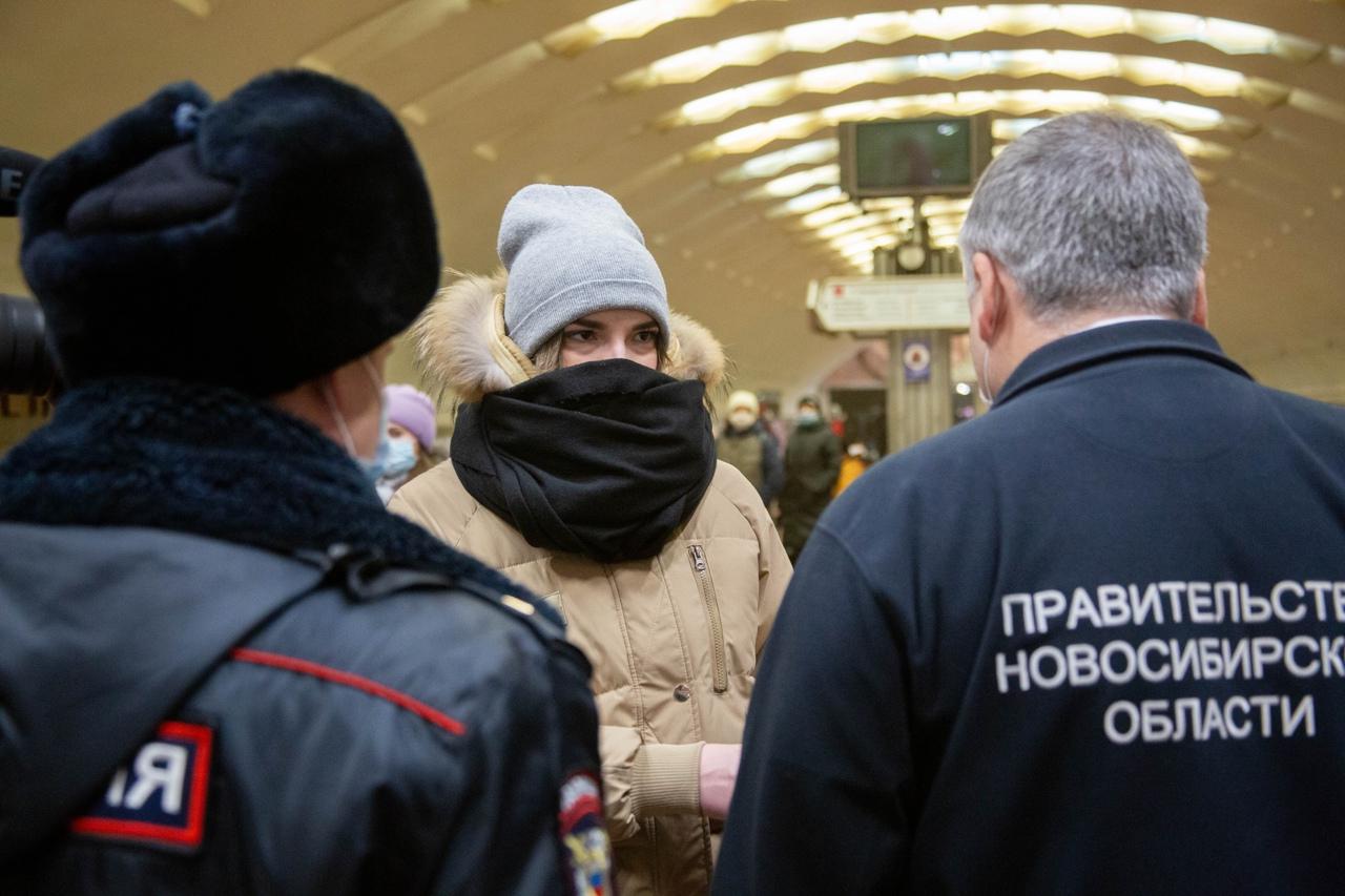 Фото Жителей Новосибирска начали штрафовать за шарфы вместо масок 5
